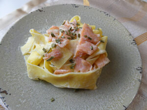 ricetta pappardelle con salmone e panna vegetale