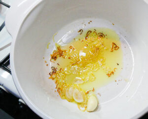 soffriggere aglio e scalogno