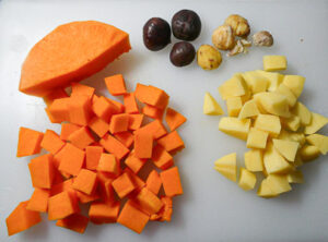 tagliare zucca e patate a cubetti