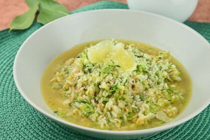 Zuppa di cereali con julienne di zucchine