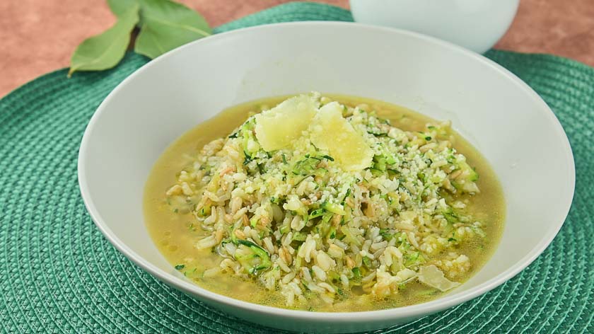 Zuppa di cereali con julienne di zucchine