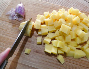 patate tagliate a cubetti