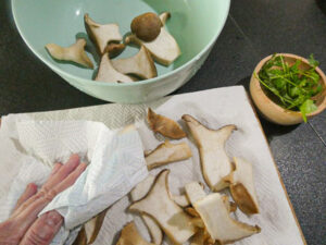 pulire e tagliare funghi cardoncelli