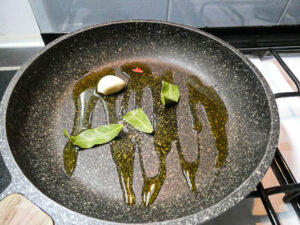 scaldare aglio, peperoncino e alloro