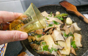 sfumare i funghi cardoncelli con vino bianco