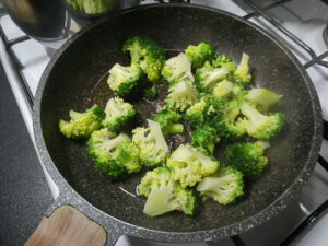 spadellare le cime di broccoli