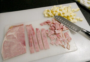 tagliare a cubetti affettati e scamorza