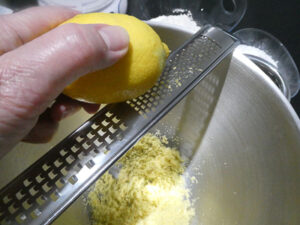 grattugiare scorza limone