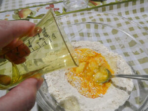 impastare la farina con uova, stevia e limoncello
