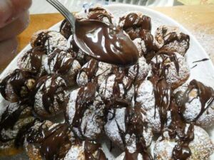 versare cioccolato sulle castagnole