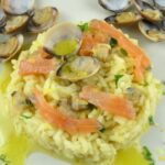 Risotto alle vongole, salmone affumicato e salsa al limone