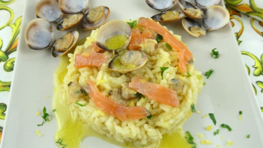 Risotto alle vongole, salmone affumicato e salsa al limone