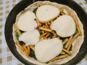 farcire la pasta sfoglia con patate, scamorza e scarola