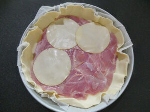 pasta sfoglia con fette di prosciutto e provola