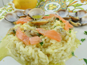 ricetta risotto con vongole, salmone affumicato e salsa al limone