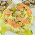 Risotto alle vongole, salmone affumicato e salsa al limone