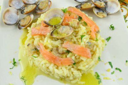 Risotto alle vongole, salmone affumicato e salsa al limone