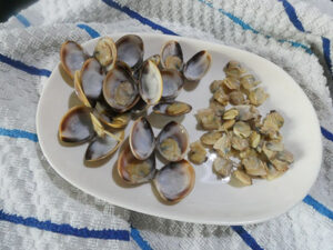 sgusciare le vongole