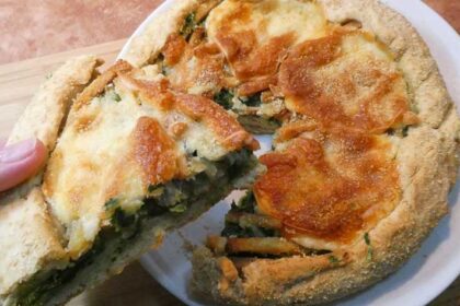 Torta salata con scarola e patatine fritte
