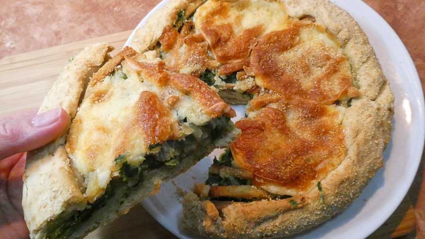 Torta salata con scarola e patatine fritte