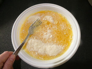 unire uova con parmigiano