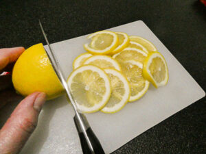 affettare i limoni per guarnire la torta