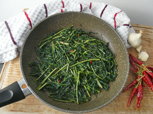 Cicoria saltata in padella con aglio, olio e peperoncino fresco
