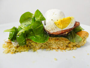 Crostata salata rustica farcita con uova sode, bocconcini di bufala, bresaola e songino