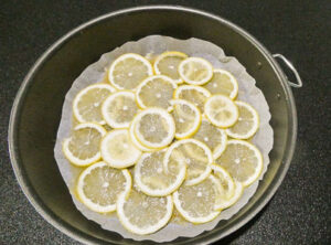 ricoprire la teglia con fettine di limone