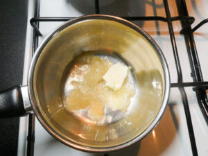 sciogliere acqua, marmellata e burro