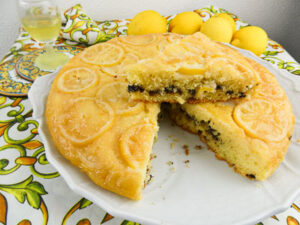 Torta rovesciata al limone con fettine caramellate e cuore al cioccolato fondente