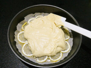 versare impasto sui limoni sul fondo della teglia