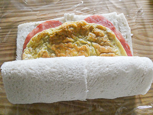 arrotolare le fette di pane per i tramezzini