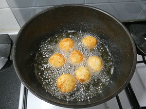 friggere le polpette di fave