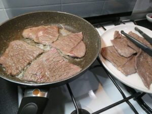 infarinare e rosolare le scaloppine