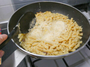 mantecare pasta con crema di fave secche
