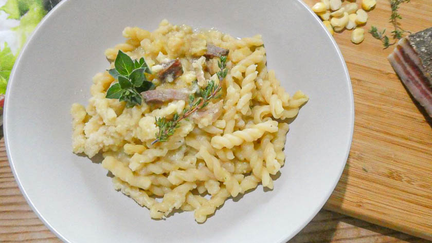 Pasta con crema di fave secche