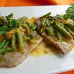 Scaloppine con asparagi e salsa di pomodorini gialli