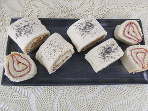 rotolini di tramezzini per un aperitivo sfizioso