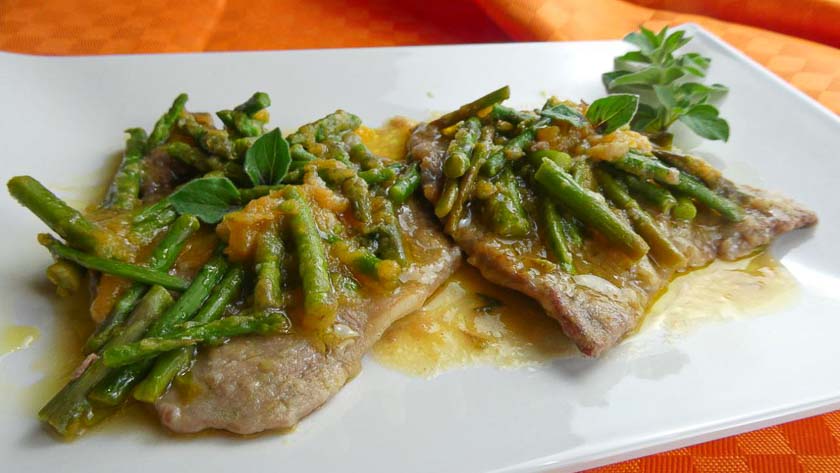 Scaloppine con asparagi e salsa di pomodorini gialli