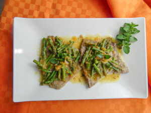 Scaloppine di vitello con asparagi e salsa di pomodorini gialli