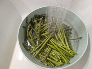 sciacquare gli asparagi