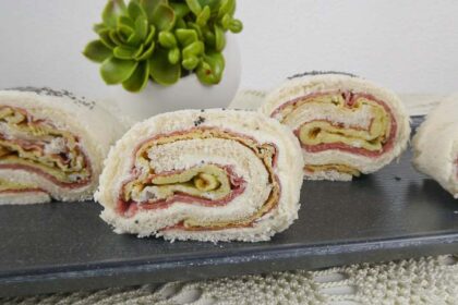 Tramezzini arrotolati per un antipasto freddo