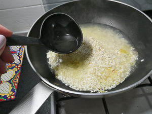 aggiungere il brodo al riso