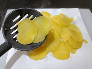 asciugare fettine di patate cotte