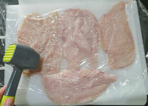 battere le fette di petto di pollo