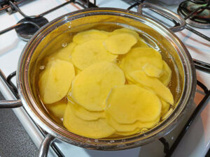 cuocere le fettine di patate