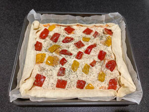 decorare la torta salata di sfoglia con peperoni