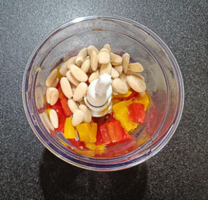 frullare i peperoni con mandorle e olio
