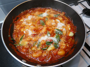 gnocchi al sugo di peperoni con pecorino e basilico